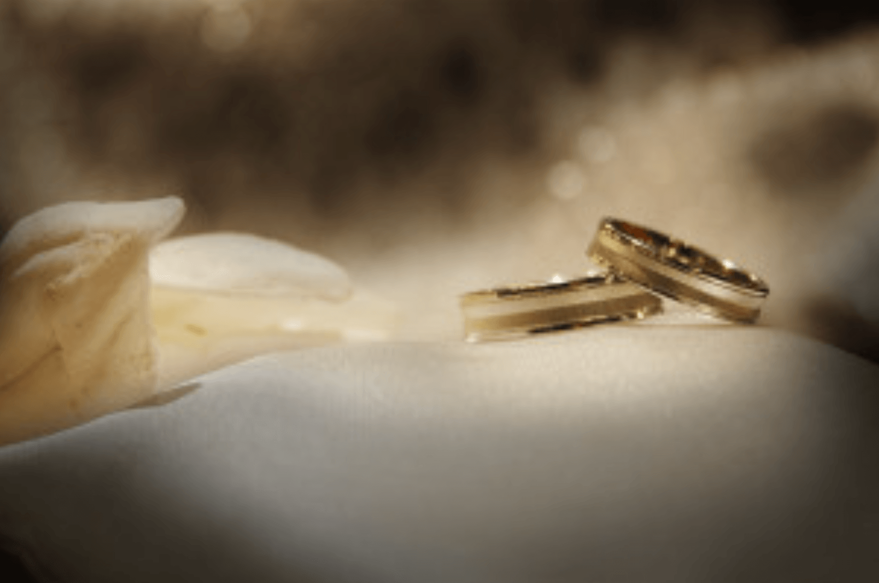 Waarom dragen we eigenlijk trouwringen? - Juwelier van Dam